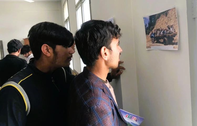 Student discussion on old cultural photos